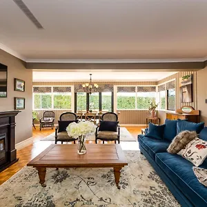 Holiday home Hedge House - Luxury, Space, Style, Great Location, Toowoomba